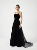 فستان سهرة أسود تفته أمريكي وشيفون بحمالات رفيعة وذيل طويل أوبرا نايت كلاسيك.