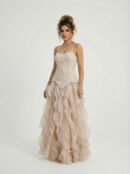 فستان سهرة بلاش لؤلؤي كورسيه شك وتنورة أورجانزا متموجة بيرل رافلز دريم.