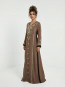 جلابية استقبال بني وأسود تطريز هندسي وشك ناعم موكا إثنيك لاكس.