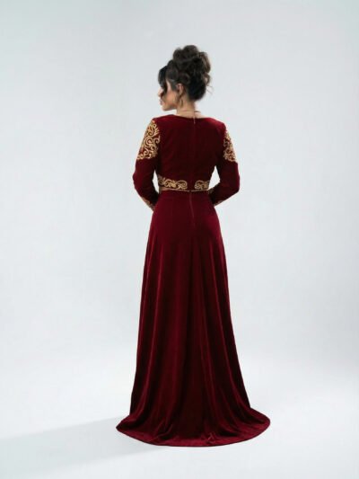 قفطان مخمل برغندي مطرز بالقصب الذهبي ياقة مربعة برغندي جولد كافتان.