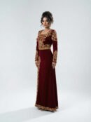 قفطان مخمل برغندي مطرز بالقصب الذهبي ياقة مربعة برغندي جولد كافتان.