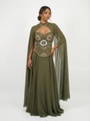فستان سهرة زيتوني ملكي مطرز بخيوط الحرير مع شال طويل وتنورة شيفون أوليفيا سيلك كيب.