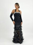 فستان سهرة أسود تفته وتل مورد مع قفازات وكريستال نوار كريستال بلوم.